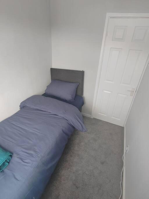 Cosy Brighouse 3 Bed House-Great For Contractors Lägenhet Exteriör bild