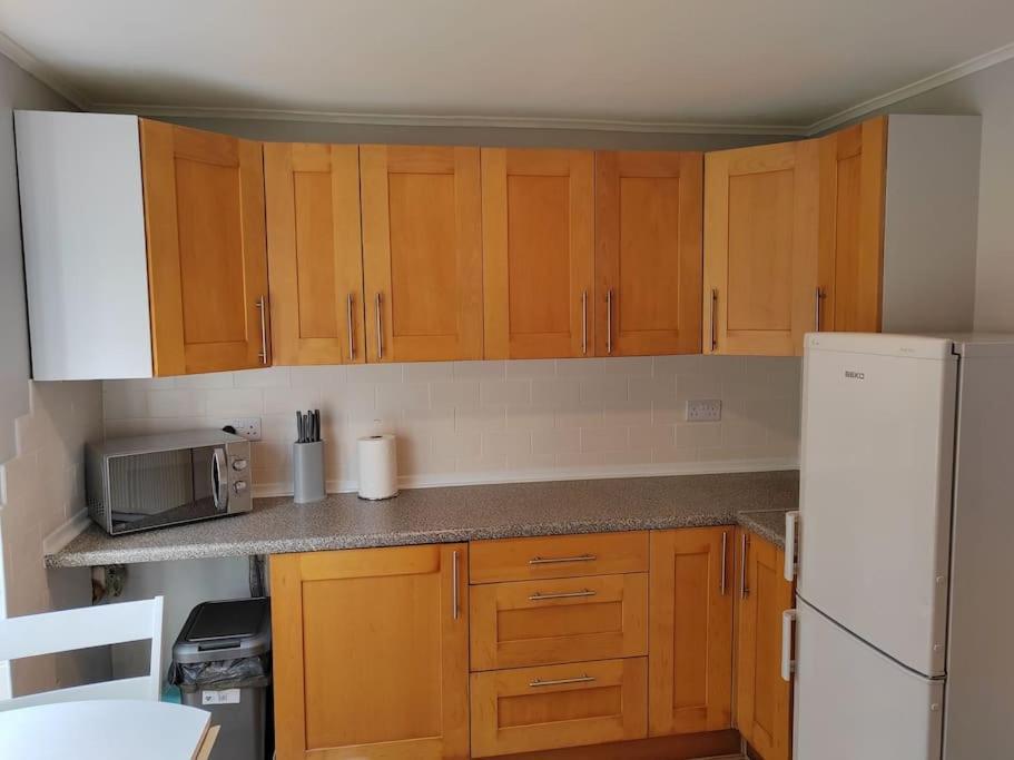 Cosy Brighouse 3 Bed House-Great For Contractors Lägenhet Exteriör bild