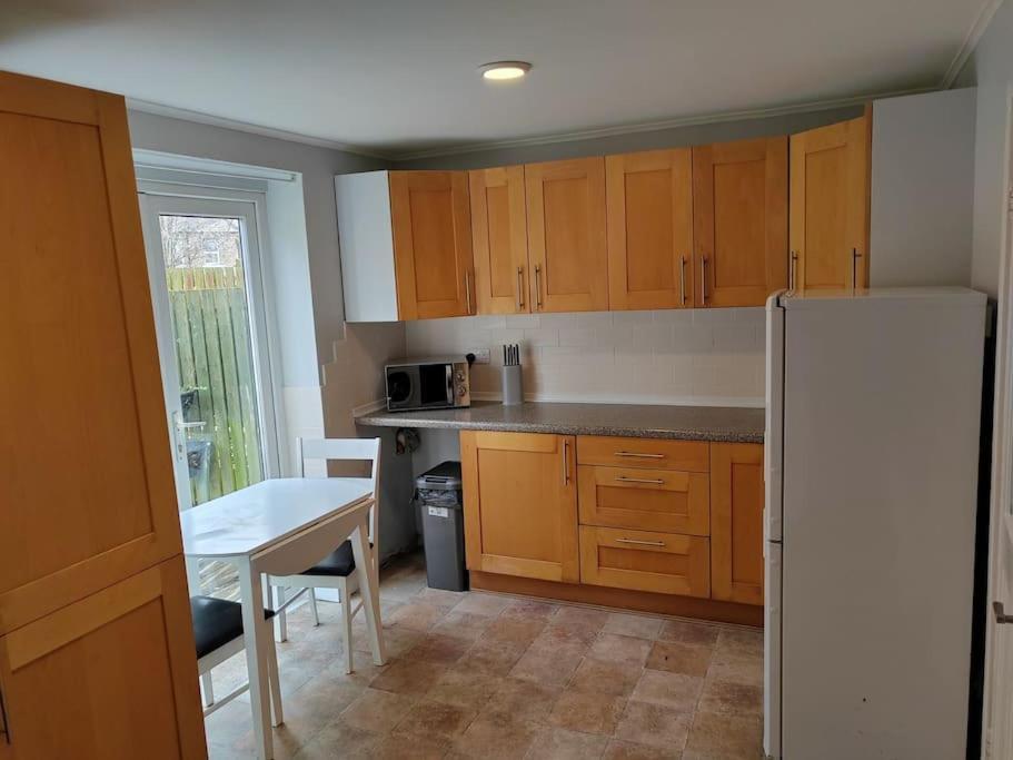 Cosy Brighouse 3 Bed House-Great For Contractors Lägenhet Exteriör bild